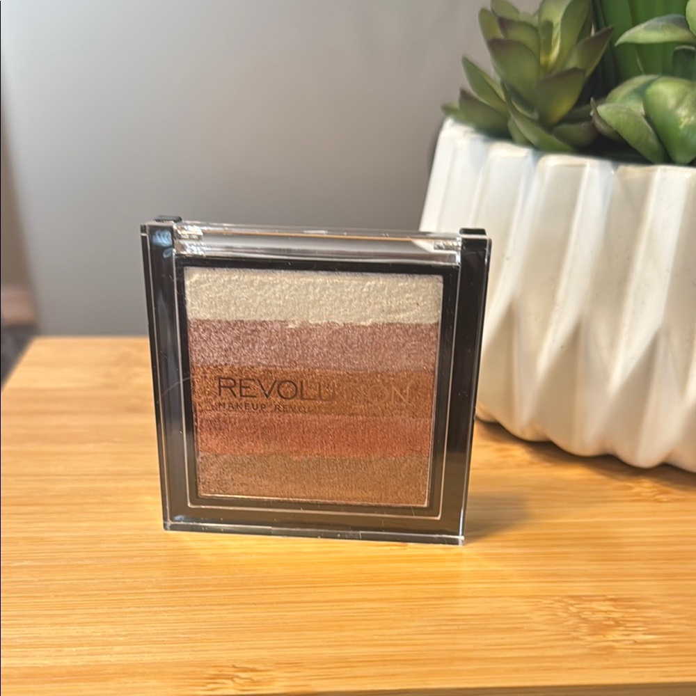 New Revolution Shimmer Highlighter Palette. Very shimmery. Earth Tones.
